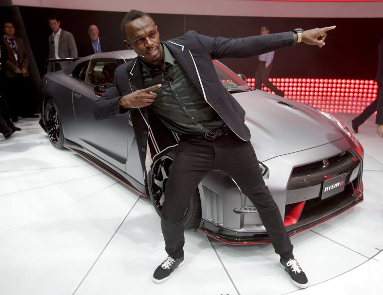 Usain Bolt presenta a Los Angeles la nuova Nissan GT-R Nismo. Il campione giamaicano  un affezionato della coup Nissan: la scorsa primavera ne ha ricevuta una dipinta d&#39;oro. Ma la nuova versione Nismo alza il livello delle prestazioni, con i 600 Cv erogati dal motore (contro i 549 della 